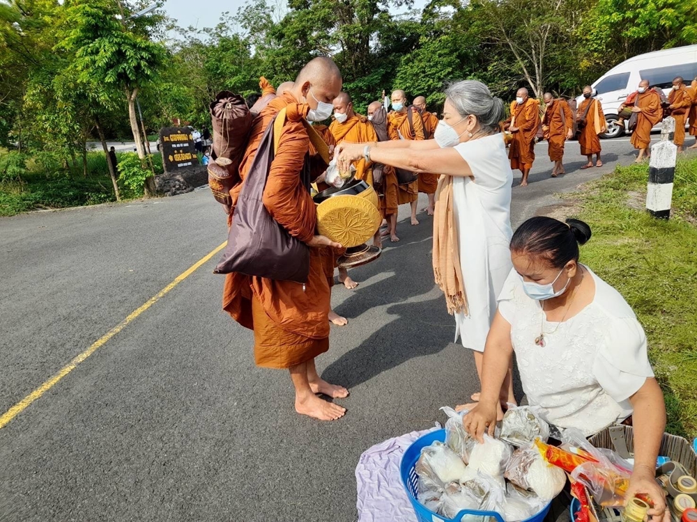 แม่รองโฆษกรัฐบาล ร่วมทำบุญพระธุดงค์ปักกลดบนผามออีแดง อุทยานแห่งชาติเขาพระวิหาร