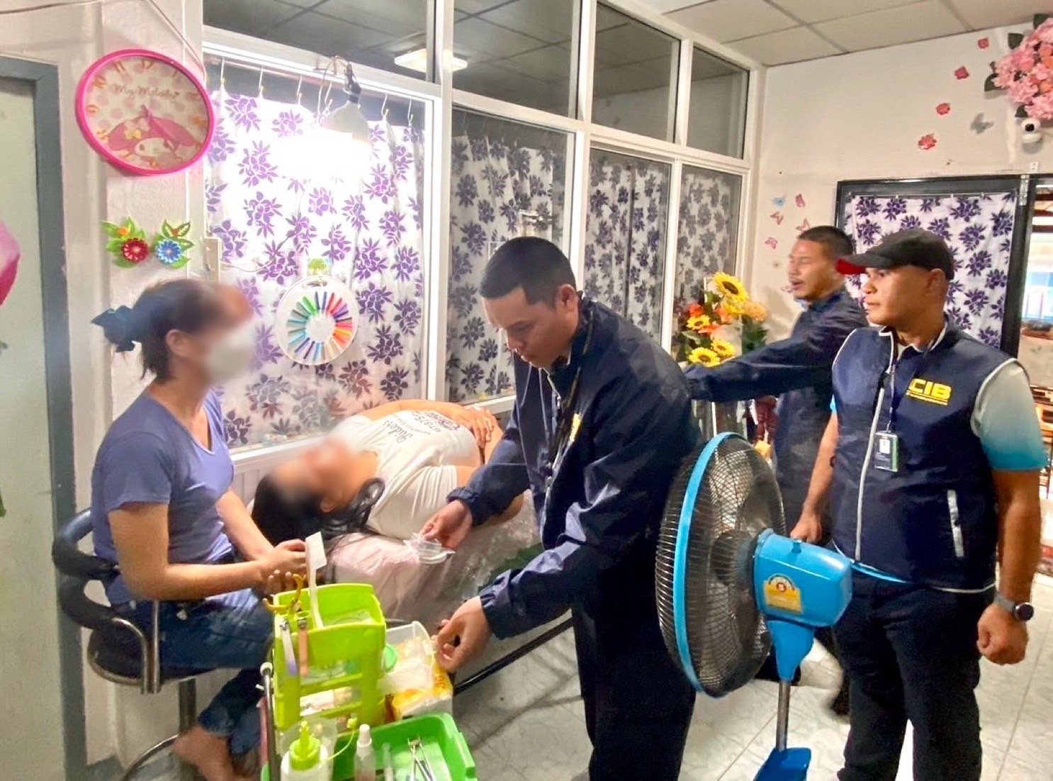 รวบสาวเปิดบ้านรับจัดฟันเถื่อนยึดของกลางอุปกรณ์จัดฟันแฟชั่นมีครบ 
