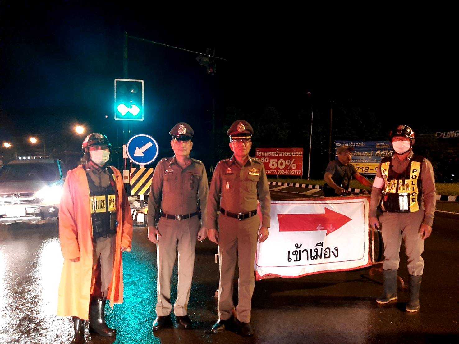 ตำรวจเวียงสาช่วยเหลือประชาชนถูกน้ำท่วม