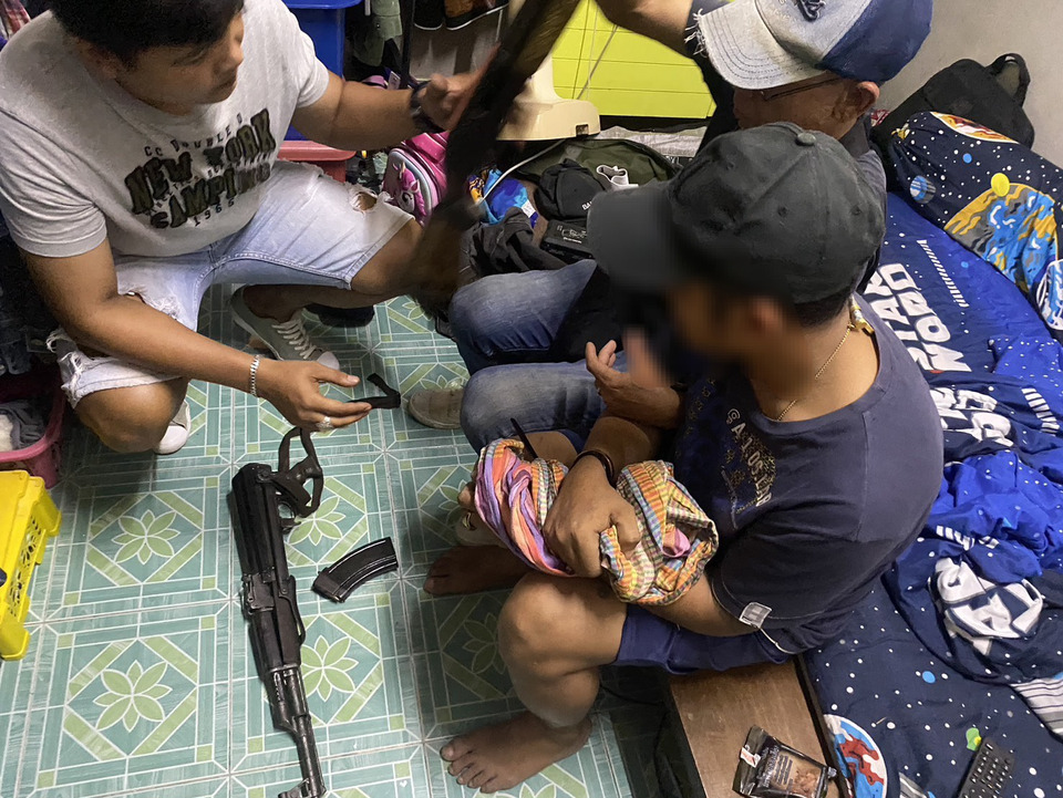 ตำรวจบุกจับหนุ่ม 44 คาร้านอาหารอีสานในพังงา ยึดยาบ้า-ปืนสงครามหลายรายการ