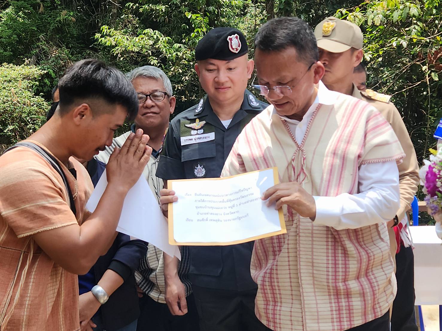 "สมศักดิ์" ลุยบ้านขุนแม่เหว่ยร่วมสถาปนาเขตพื้นที่คุ้มครองวิถีชีวิตกลุ่มชาติพันธุ์