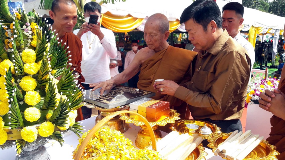 ศาสนิกชนชาวบ้านแท่น ร่วมพิธีวางศิลาฤกษ์สร้างศาลาการเปรียญ-งานกฐินประจำปี วัดป่าหนองเรือ  