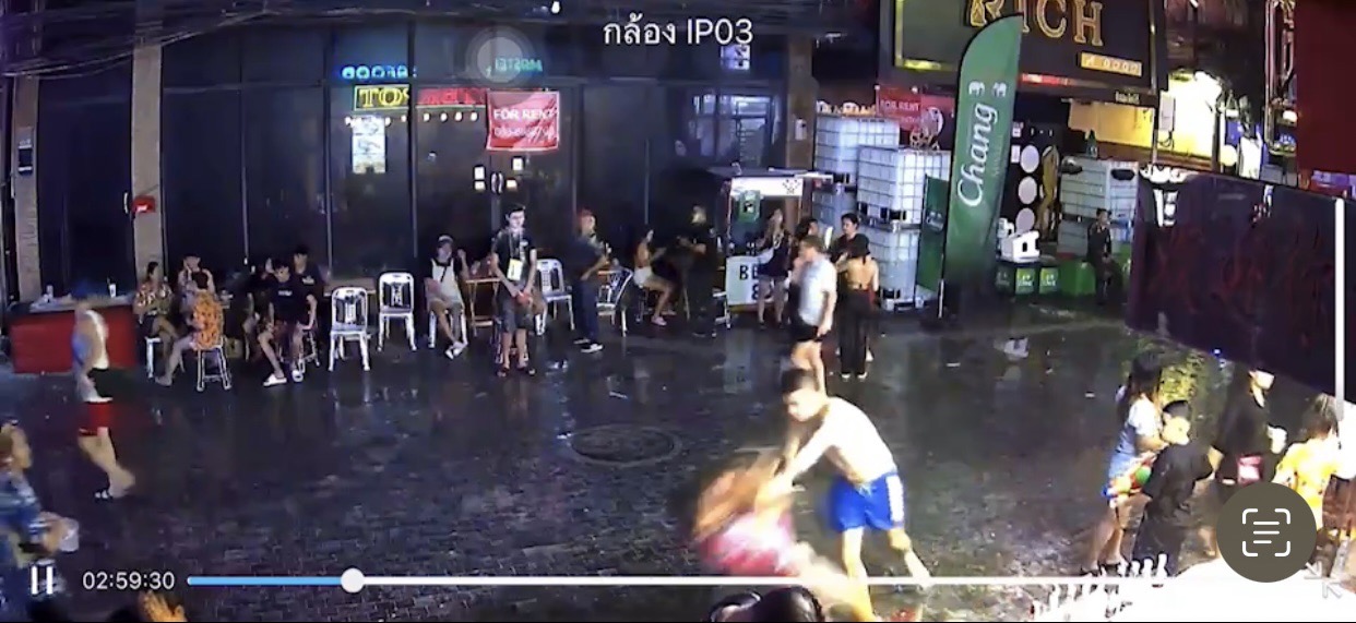 นทท.ชาวตุรกีกร่างทำร้ายพนง.ร้านอาหารวอล์กกิ้งสตรีทพัทยาหัวฟาดพื้นอาการโคม่า