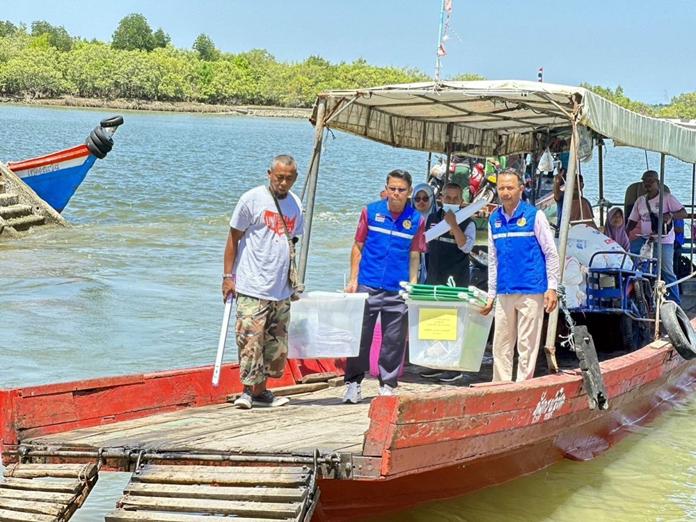 สตูลลำเลียงหีบบัตรเลือกตั้งลงเกาะ พร้อมเลือกตั้งพรุ่งนี้