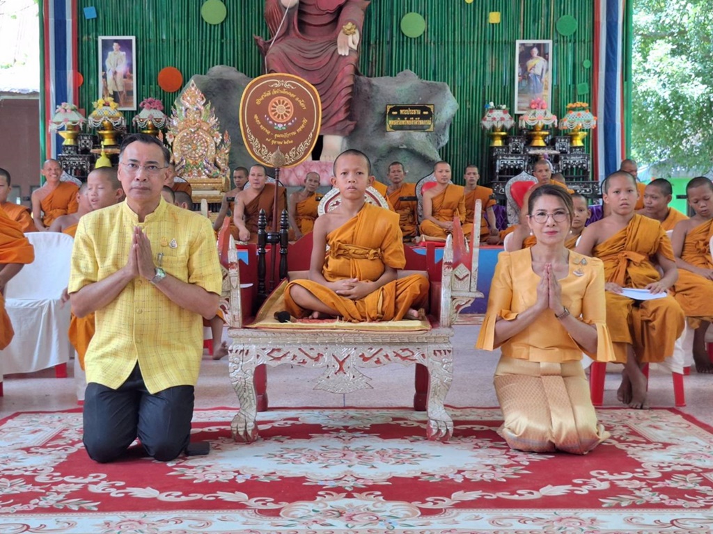 ผู้ว่าฯยโสธร ถวายภัตตาหารเพล ตามโครงการบรรพชาสามเณรภาคฤดูร้อนเฉลิมพระเกียรติ