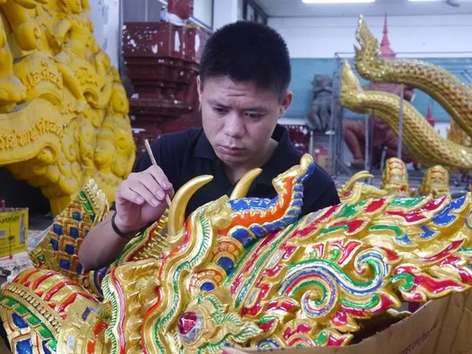 งามวิจิตรบันไดพญานาคลงสีแบบเบญจรงค์