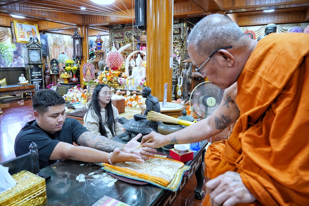 แห่ตอกตะกรุดทองคำ ลงนะปิดทองฝ่ามือเกจิดัง "หลวงพ่ออ๊อด" วัดสายไหม เสริมโชคหนุนดวงวันเสาร์ 5
