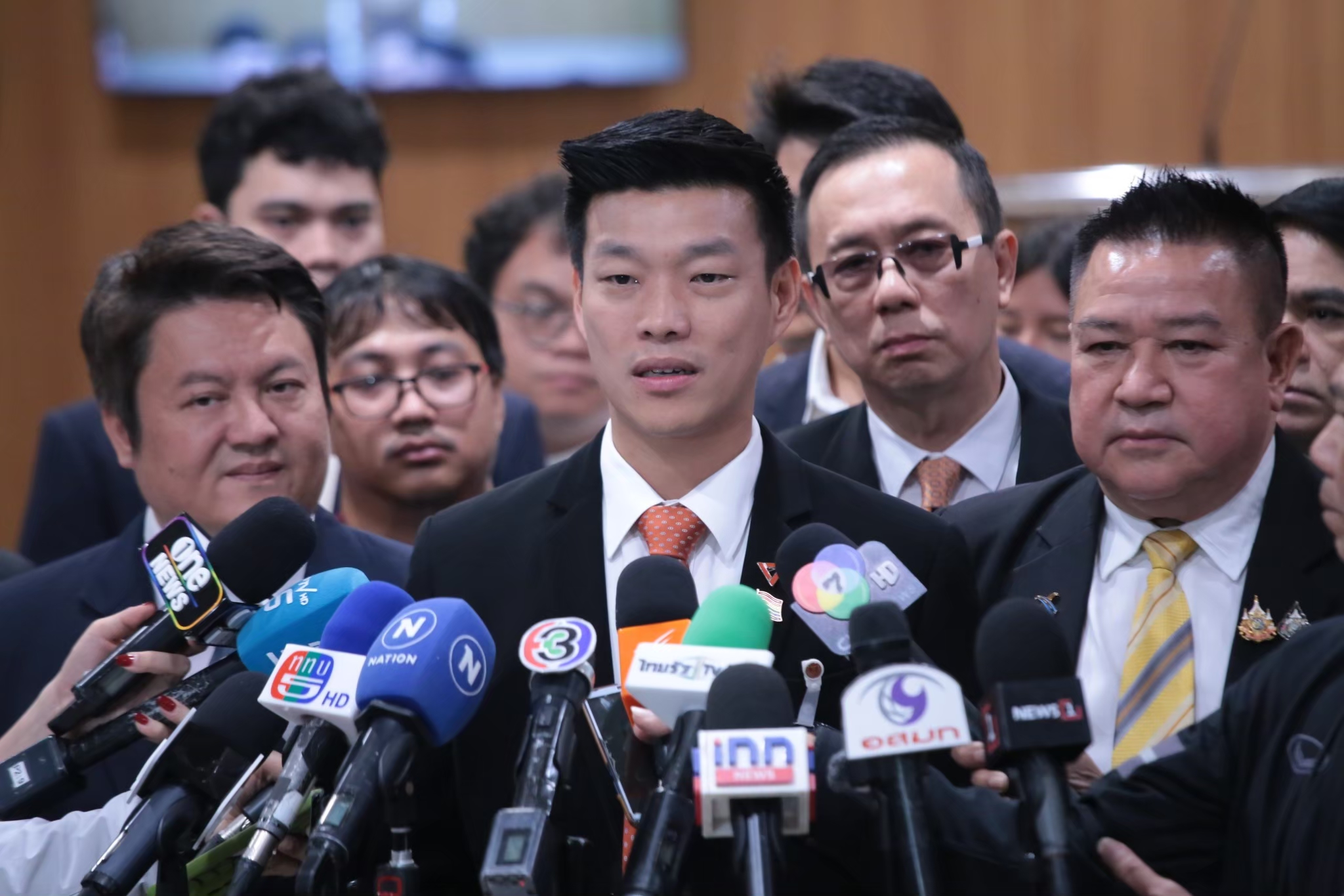 "ผู้นำฝ่ายค้าน"  ทำนส.ด่วนที่สุด โต้ “ปธ.สภา” ชี้ไม่มีอำนาจแก้ญัตติ ยันข้อบังคับไม่ห้ามเอ่ย “บุคคลภายนอก” จี้เร่งบรรจุวาระ