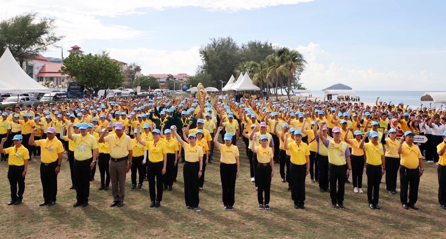 นายกสมาคมแม่บ้านตำรวจ นำข้าราชการตำรวจภูธรภาค 9 ร่วมปล่อยพันธุ์สัตว์น้ำ ตามโครงการ "จิตอาสารักษ์หาดชลาทัศน์เฉลิมพระเกียรติ"  