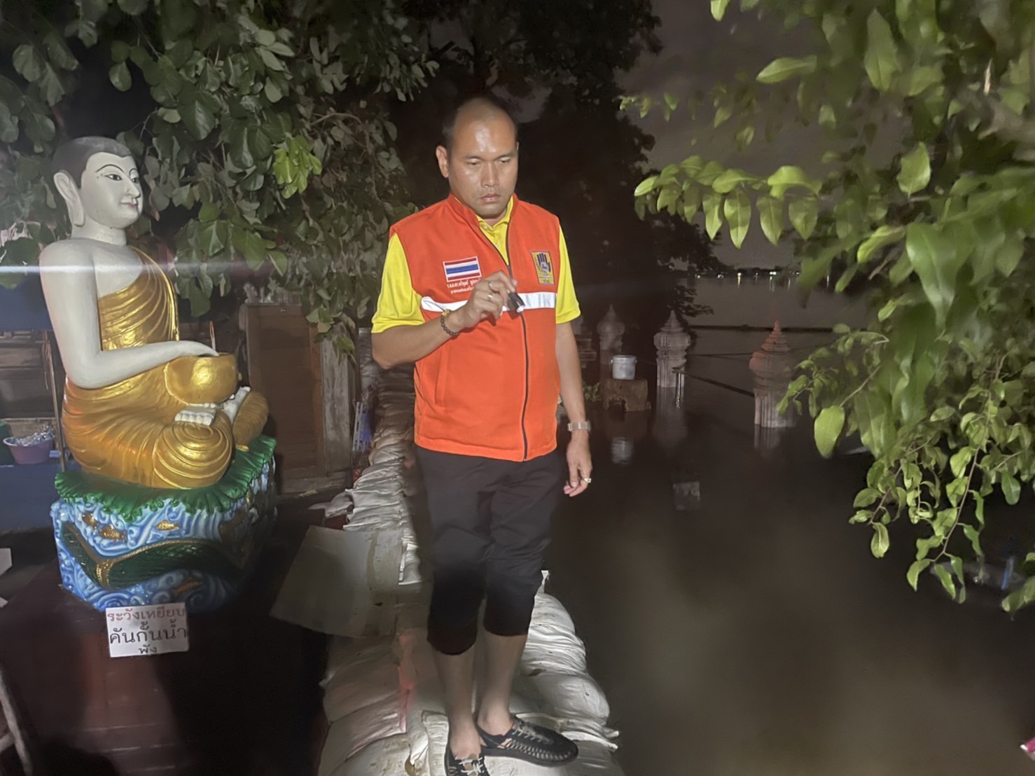 นายกเล็กนครรังสิต เป็นห่วงน้ำในเจ้าพระยา รุดดูจุดเสี่ยงวัดถั่วทอง หวั่นคันกั้นน้ำแตกเหมือน จ.นนทบุรี