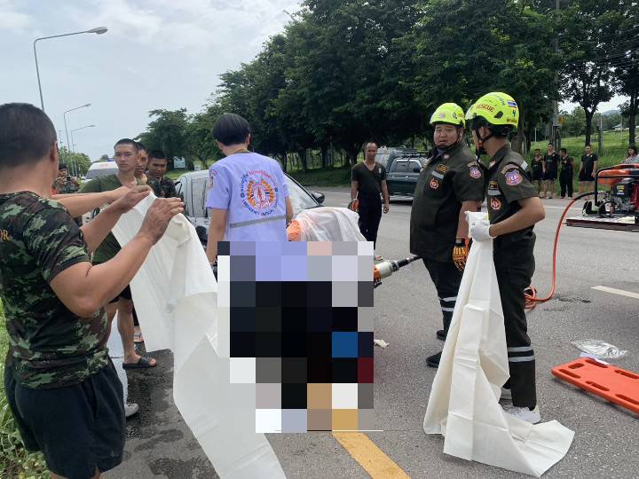อุทาหรณ์!! ลุงวัย 81 ปี ขับรถไฟฟ้าเลี้ยวตัดหน้า ถูกเก๋งพุ่งชนท้ายอย่างแรงดับคาที่