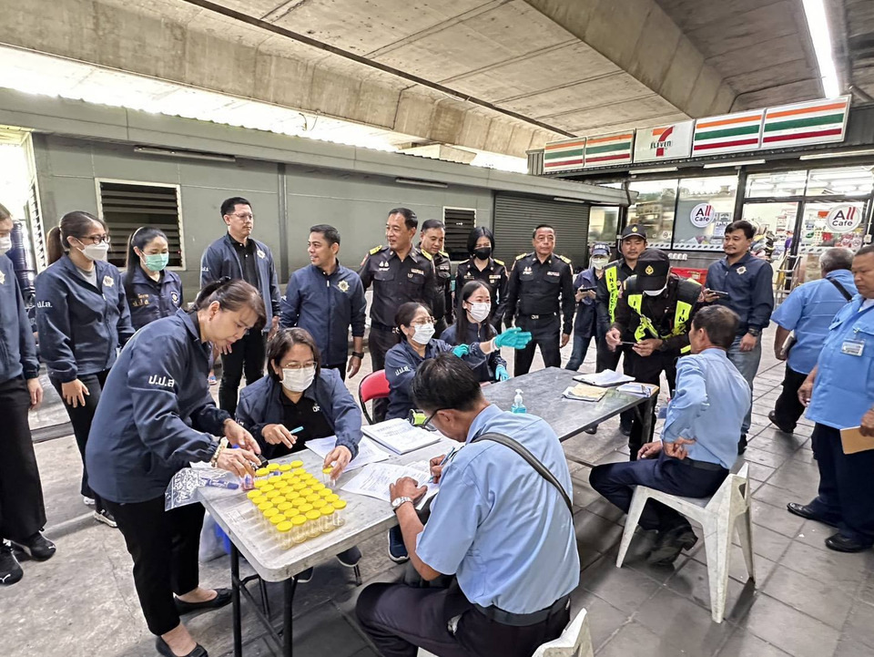 ปูพรมจตุจักร! ขนส่งทางบก. จับมือ ป.ป.ส. บุกจู่โจมตรวจฉี่ “คนขับรถตู้” คุมเข้มวินัยสกัดยานรก