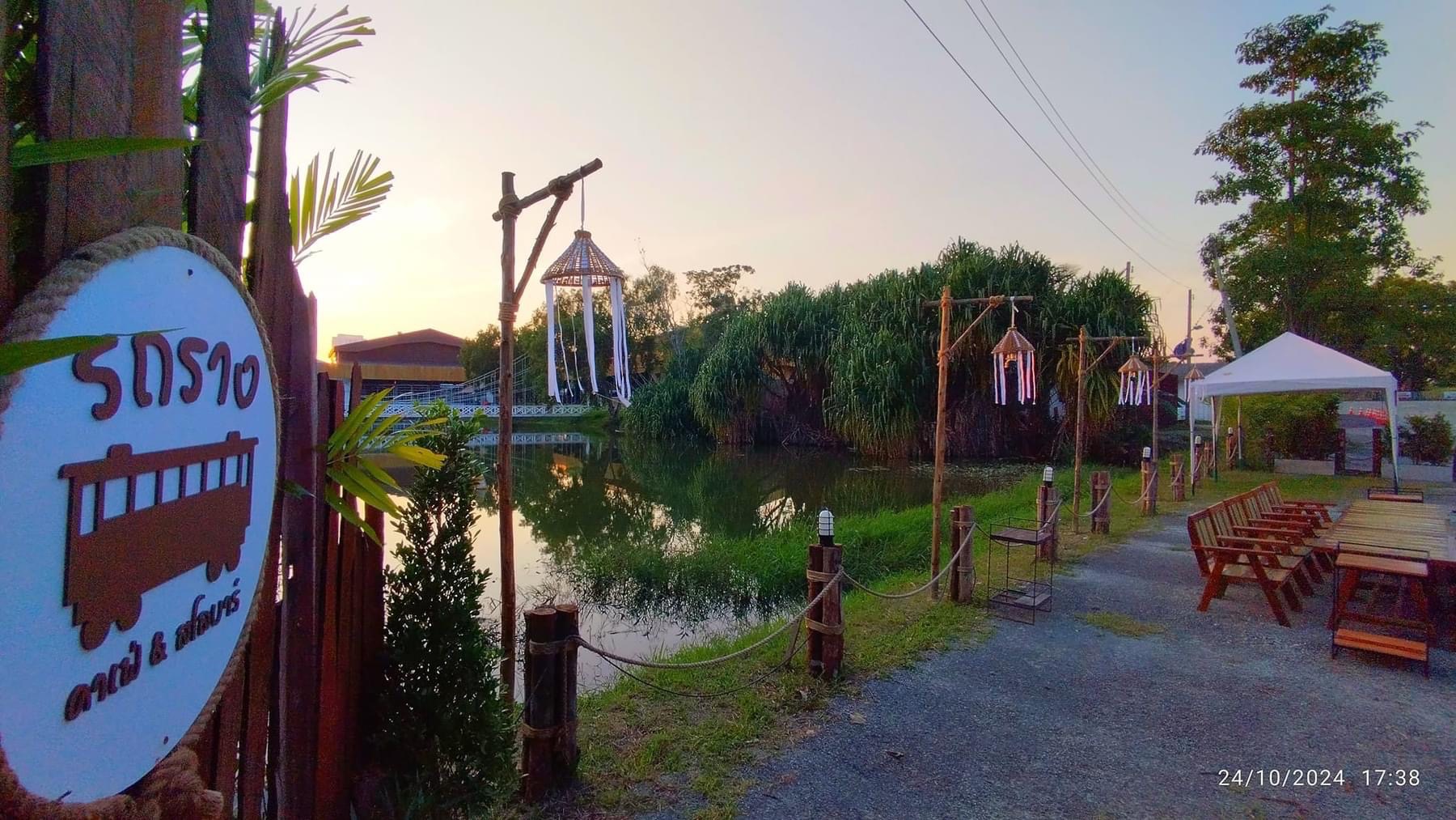 เที่ยวพัทยาอย่าลืมแวะชิมอาหารทะเลประมงแบบบ้านๆ" ร้านรถราง"บรรยากาศชิลล์ๆฟังเพลงรับลมหนาว