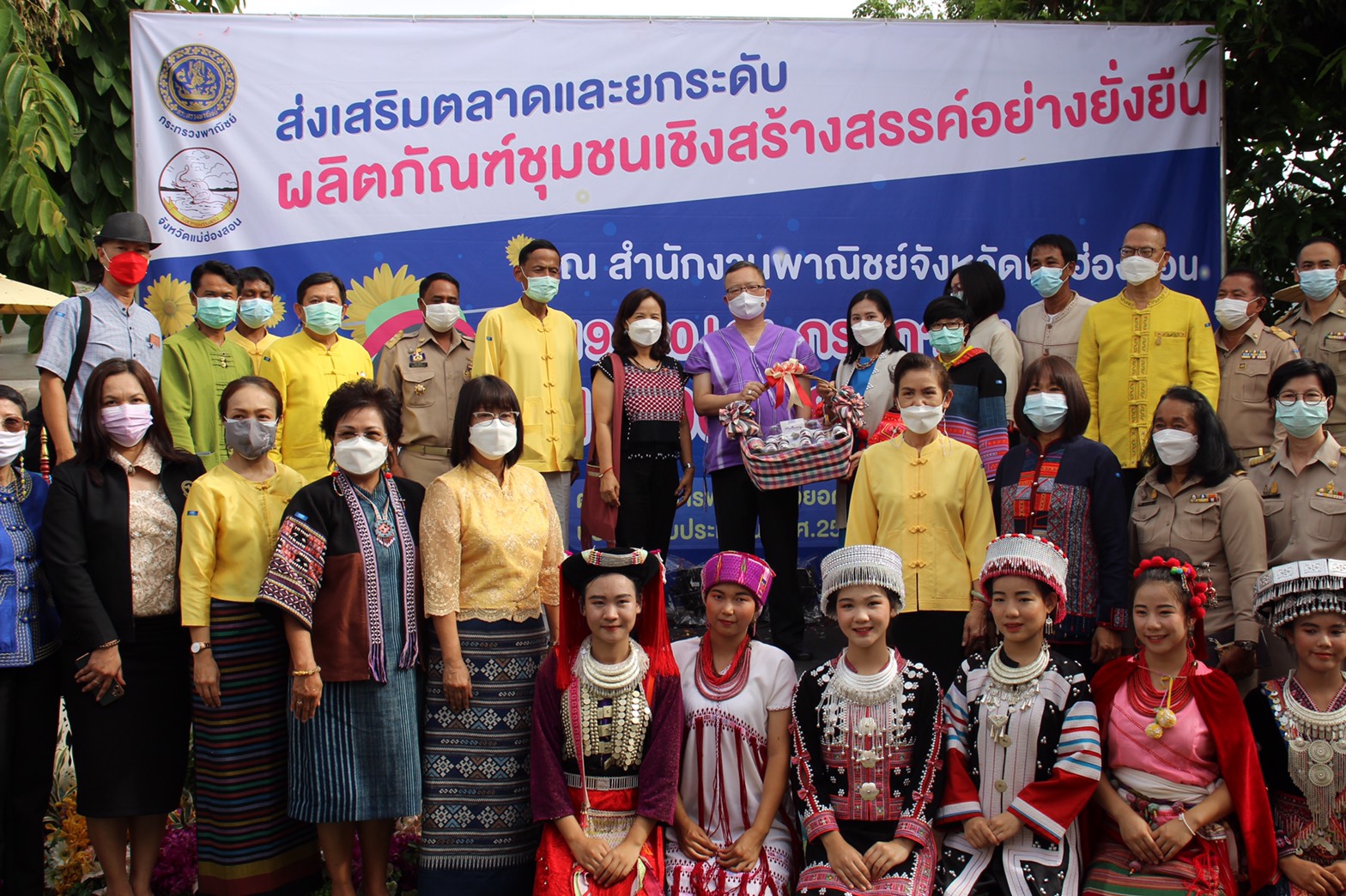 นายกเหล่ากาชาดแม่ฮ่องสอน ร่วมกิจกรรมส่งเสริมการตลาด ยกระดับผลิตภัณฑ์ชุมชนสร้างสรรค์อย่างยั่งยืน