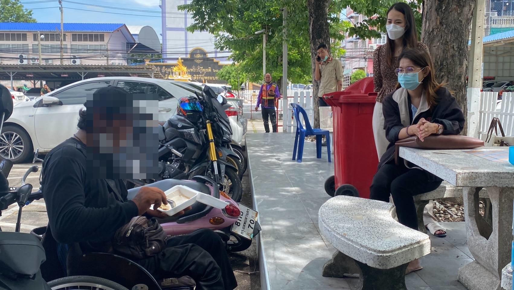  หนุ่มพิการขายล็อตเตอรี่ถูกนายจ้างไล่ออก  เข็นรถวีลแชร์กว่า10กม.ให้ตร.ช่วย