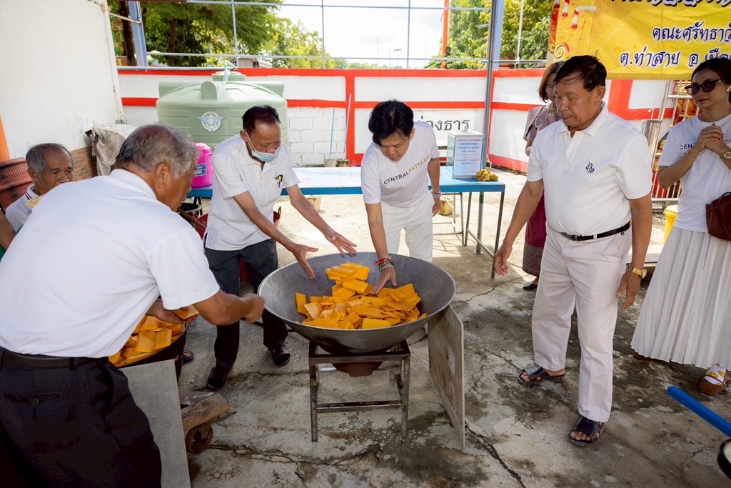 เซ็นทรัล เชียงราย ร่วมสืบสานประเพณีหล่อเทียนพรรษา พร้อมมอบปัจจัยและน้ำดื่ม ณ วัดร่องธาร