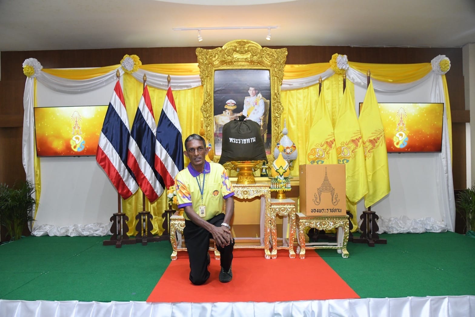 "ในหลวง – พระราชินี" พระราชทานสิ่งของแก่ "ควาญช้างชาวศรีลังกา" ที่ร่วมดูแล "พลายศักดิ์สุรินทร์" ระหว่างเดินทางกลับไทย