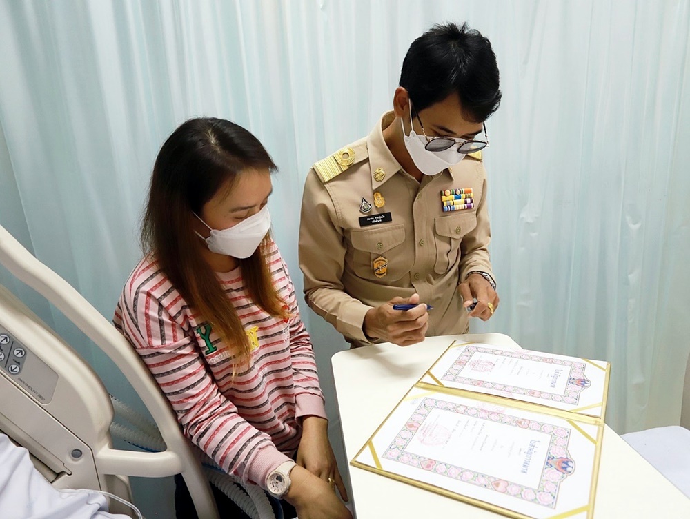 ดูแลด้วยหัวใจ!! รพ.เชียงรายประชานุเคราะห์ สานฝันผู้ป่วยหนักระยะสุดท้ายขอจดทะเบียนสมรสกับแฟนสาว 
