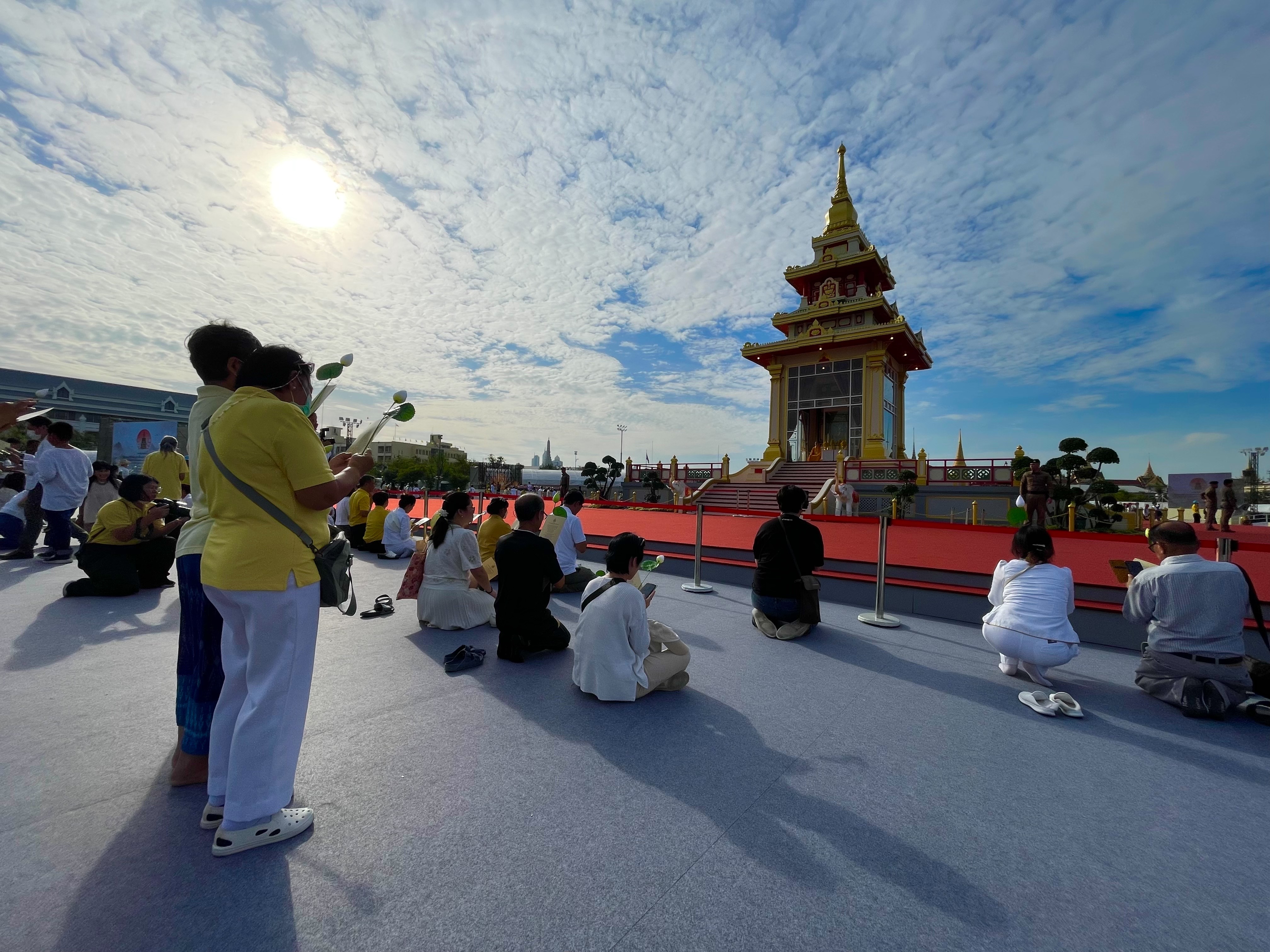 ศาสนิกชน เข้าสักการะพระบรมสารีริกธาตุ (พระเขี้ยวแก้ว) วันแรก 