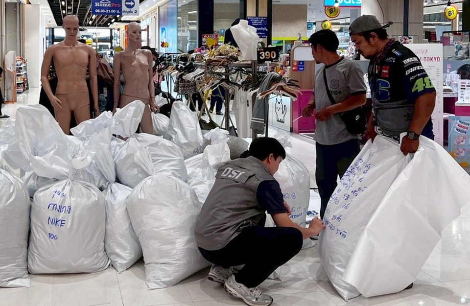 DSI บุกทลายโกดังเสื้อผ้าปลอม ยึดกว่า 21,000 ชิ้น มูลค่า 8.4 ล้าน ทั่วกทม.-ปทุมฯ