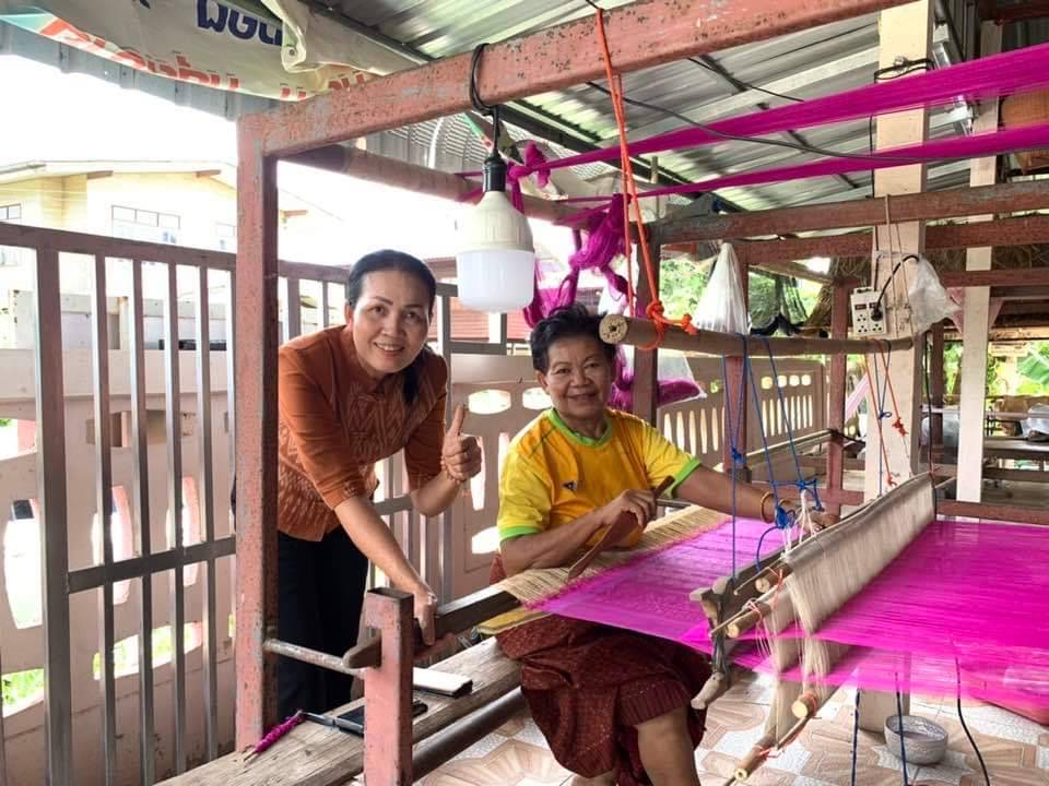 พช.ยโสธร ลงพื้นที่ติดตามการทอผ้าลายพระราชทาน "ลายดอกรักราชกัญญา" 