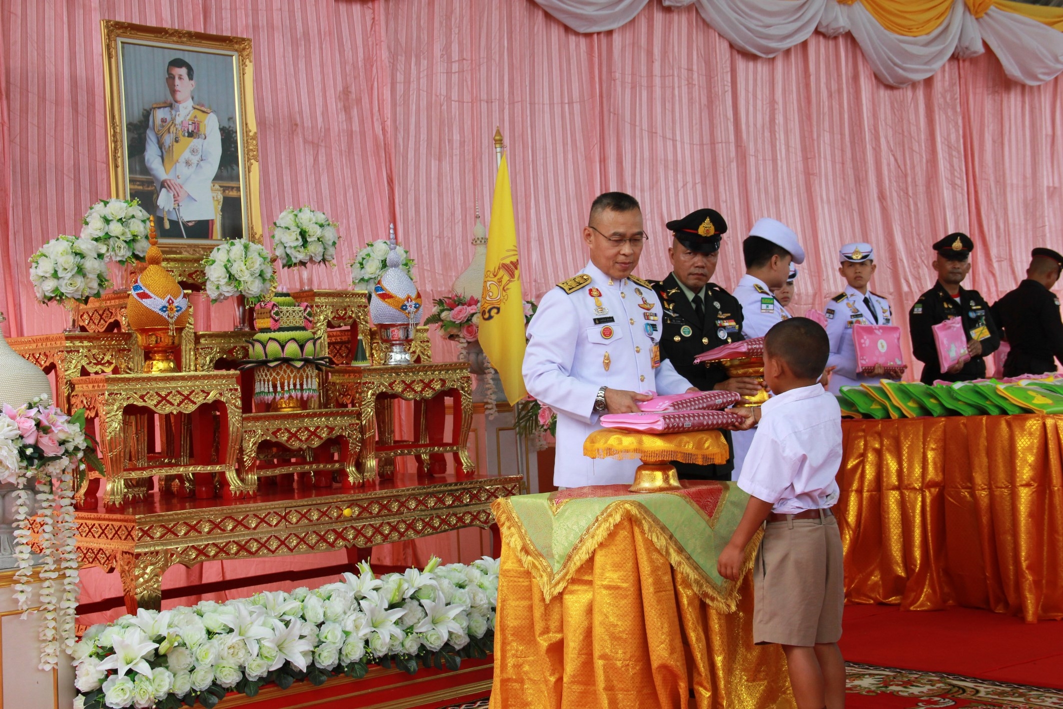 สมเด็จพระเจ้าอยู่หัว พระราชทานเครื่องเขียนแก่นักเรียนบุรีรัมย์