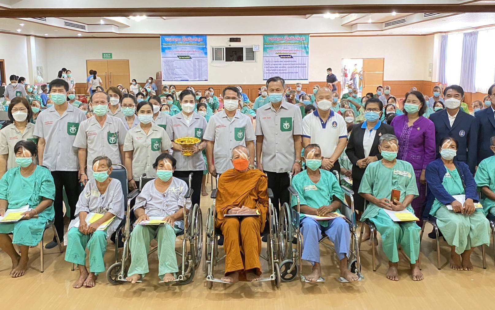 รพ.สมเด็จพระยุพราชเลิงนกทาผ่าตัดต้อกระจกใส่เลนส์แก้วตาเทียมให้ปชช.