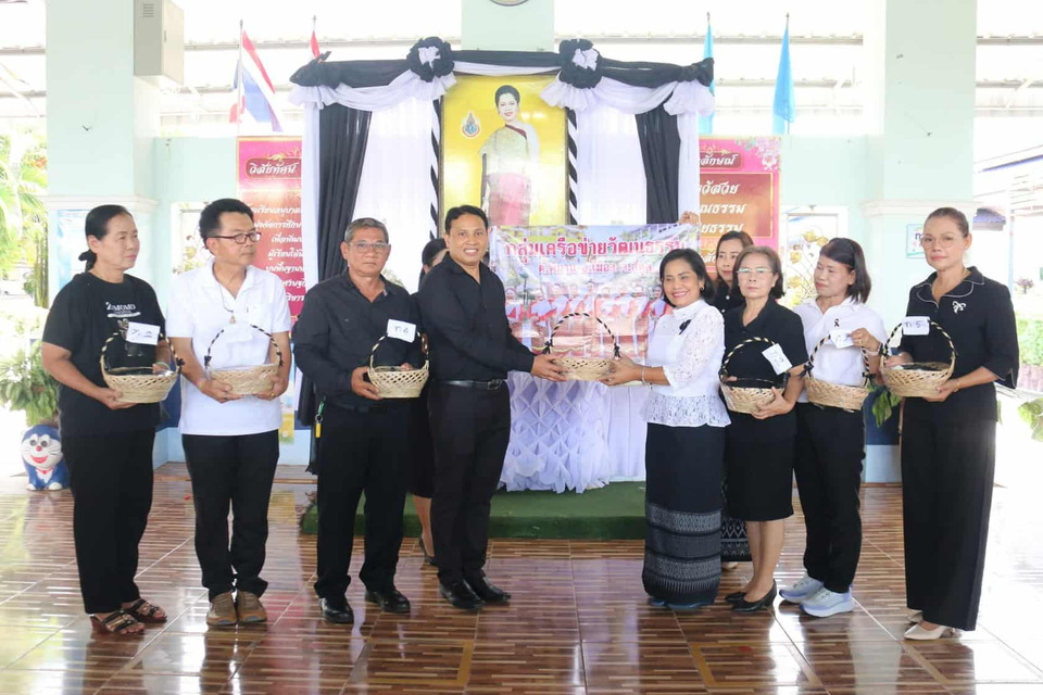 สตูลรวมใจ ทำโบว์ริบบิ้นดำ 2,500 ชิ้น น้อมอาลัยพระพันปีหลวง มอบ 5 โรงเรียนเทศบาล 