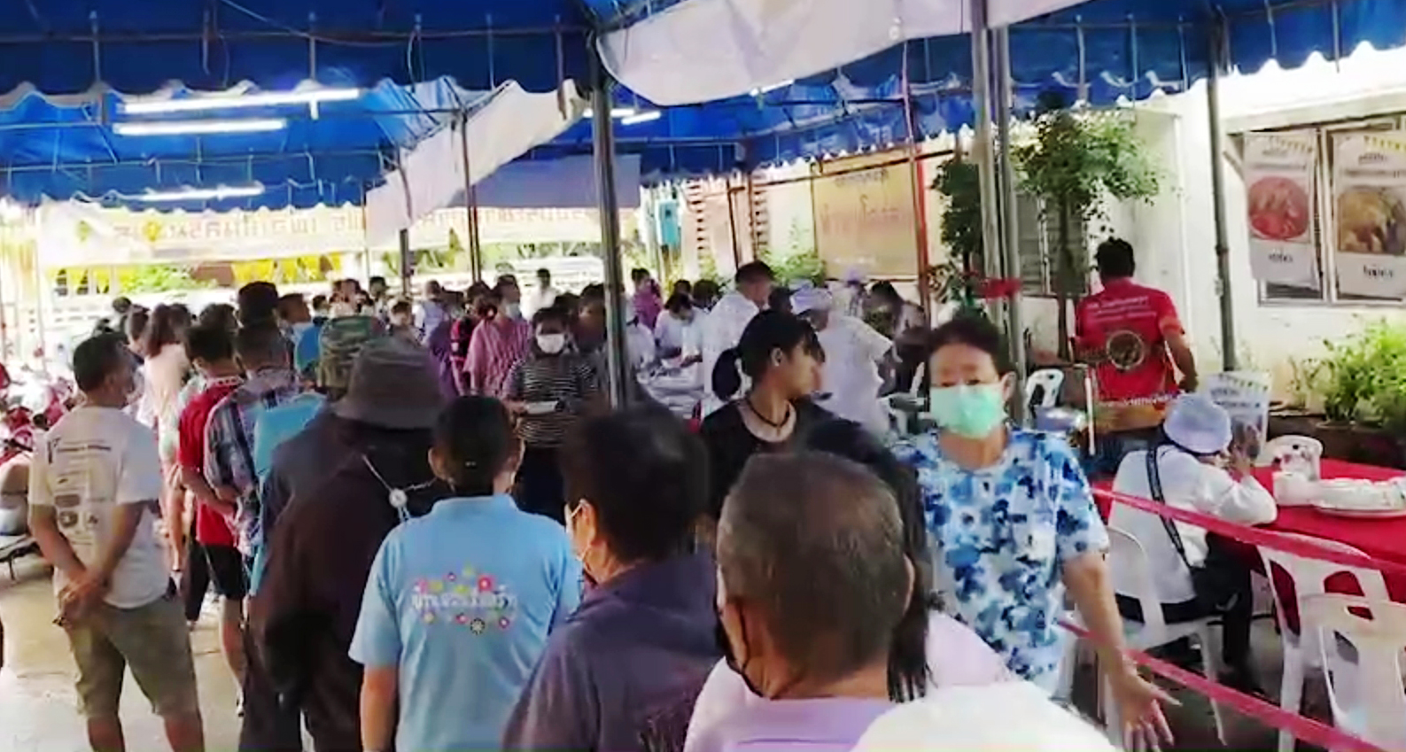มูลนิธิพิจิตรฯจัดกินเจ กินฟรี 3 มื้อ 10 วัน ชาวบ้านคนจนผู้ใช้แรงงานแห่กันมาเนืองแน่น