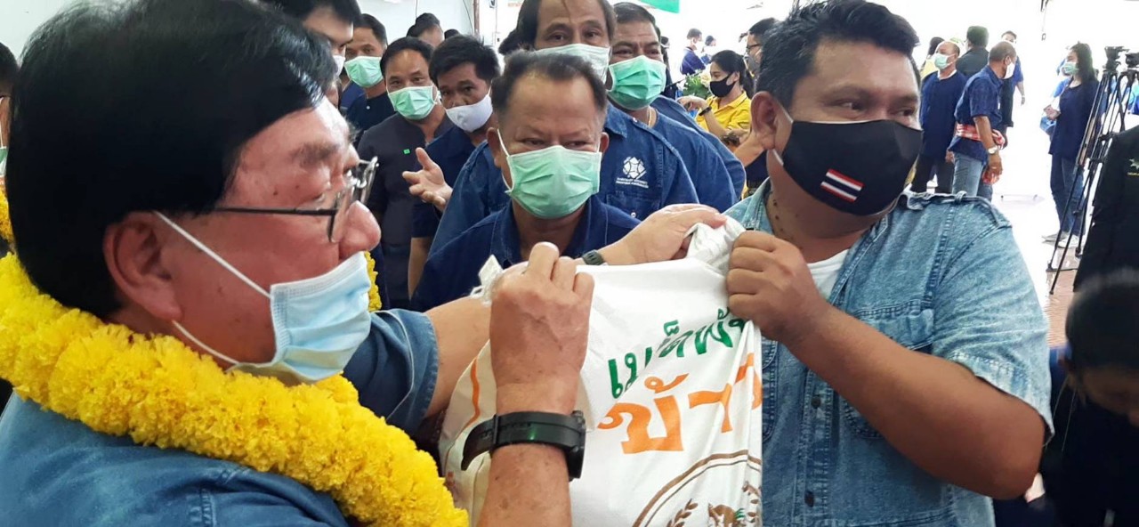 รมช.ประภัตร เดินสายลุย 4 อำเภอ เมืองย่าโม มอบเมล็ดพันธุ์ข้าว  เยียวยาเกษตรกรผู้ประสบภัยแล้ง - ท่วม