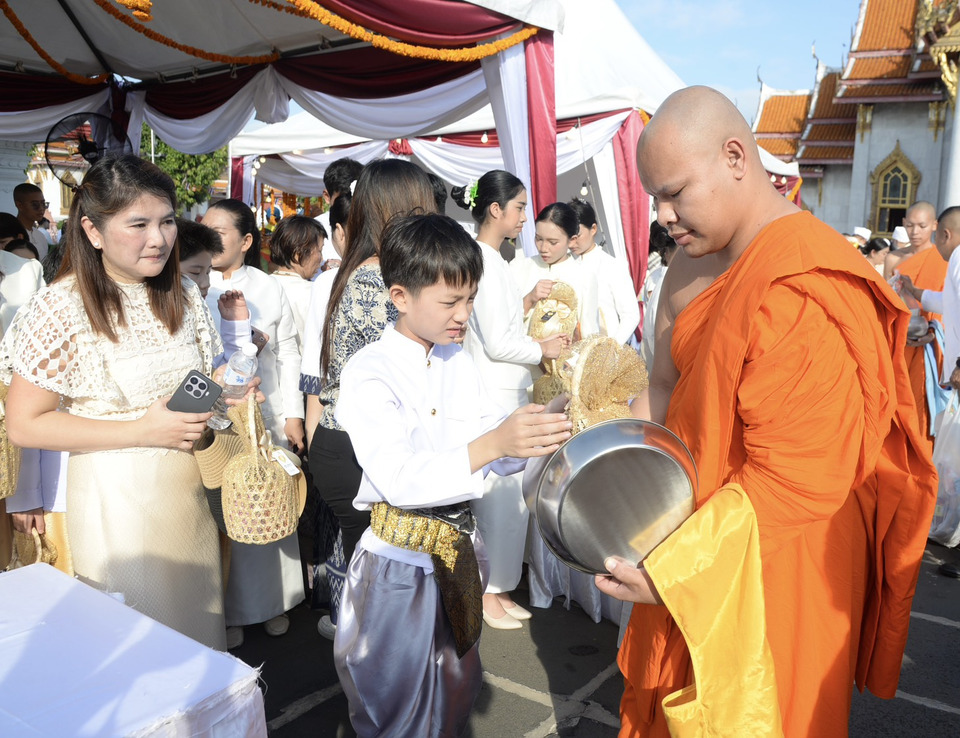 พุทธศาสนิกชนแน่นวัดเบญจมบพิตรฯ ร่วมตักบาตร ‘วันวิสาขบูชา 2569’ สืบสานมหาบารมีโลก