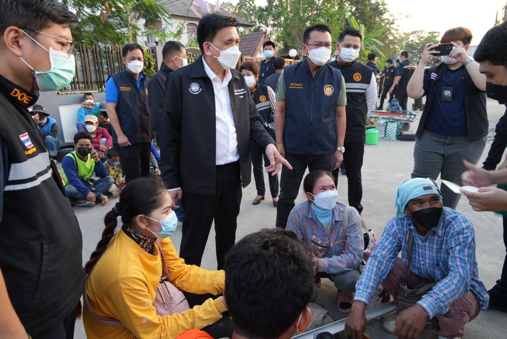 "รมว.เฮ้ง" สั่งกวาดล้างแรงงานต่างด้าวผิดกฎหมายซอยกีบหมู เตือนนายจ้างรับทำงานเจอคุก-ปรับอ่วม
