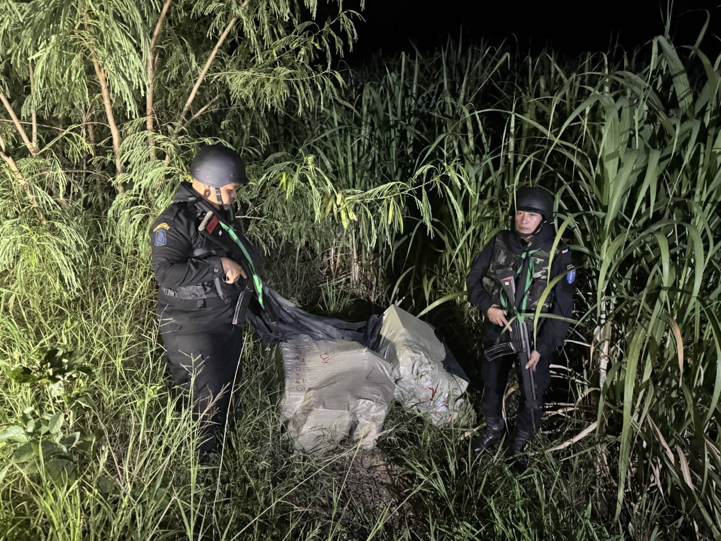 "กองกำลังบูรพา" พบกล่องพัสดุต้องสงสัย ภายในมี "ซิมการ์ด" โทรศัพท์กว่า 300 หมายเลข