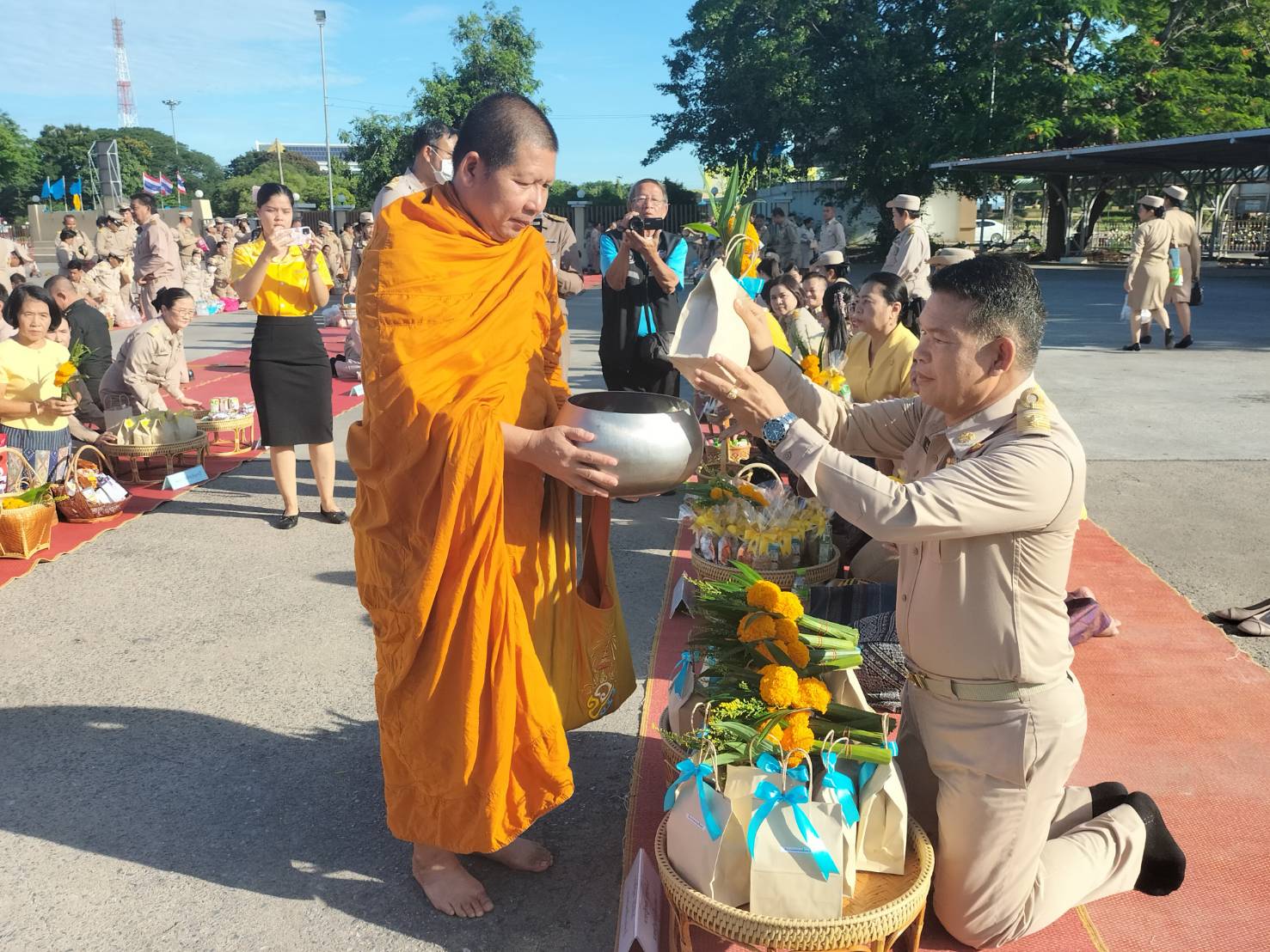 นอภ.เมืองลพบุรี นำกำนัน-ผญบ.ทำบุญตักบาตรถวายเป็นพระราชกุศล เฉลิมพระเกียรติ ในหลวง