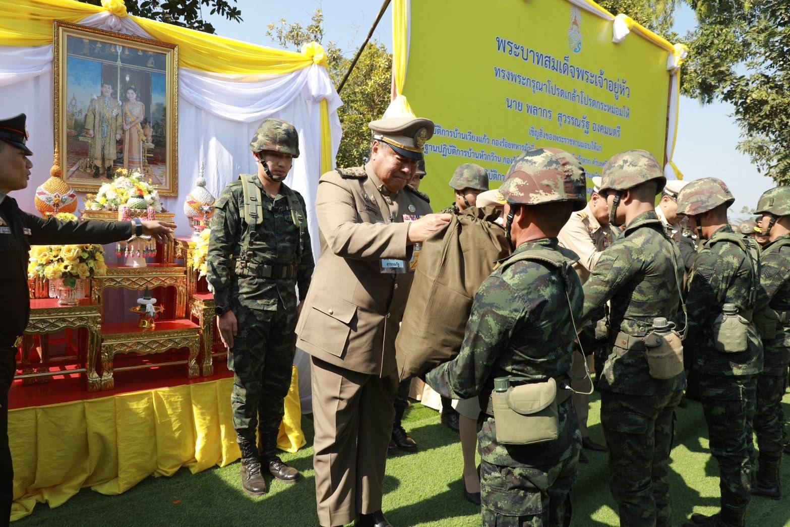"องคมนตรี" เชิญถุงพระราชทานมอบแก่ผู้ปฏิบัติงานหน่วยความมั่นคง พร้อมติดตามการดำเนินงานโครงการฯ ในพื้นที่จ.เชียงราย เป็นวันที่สาม