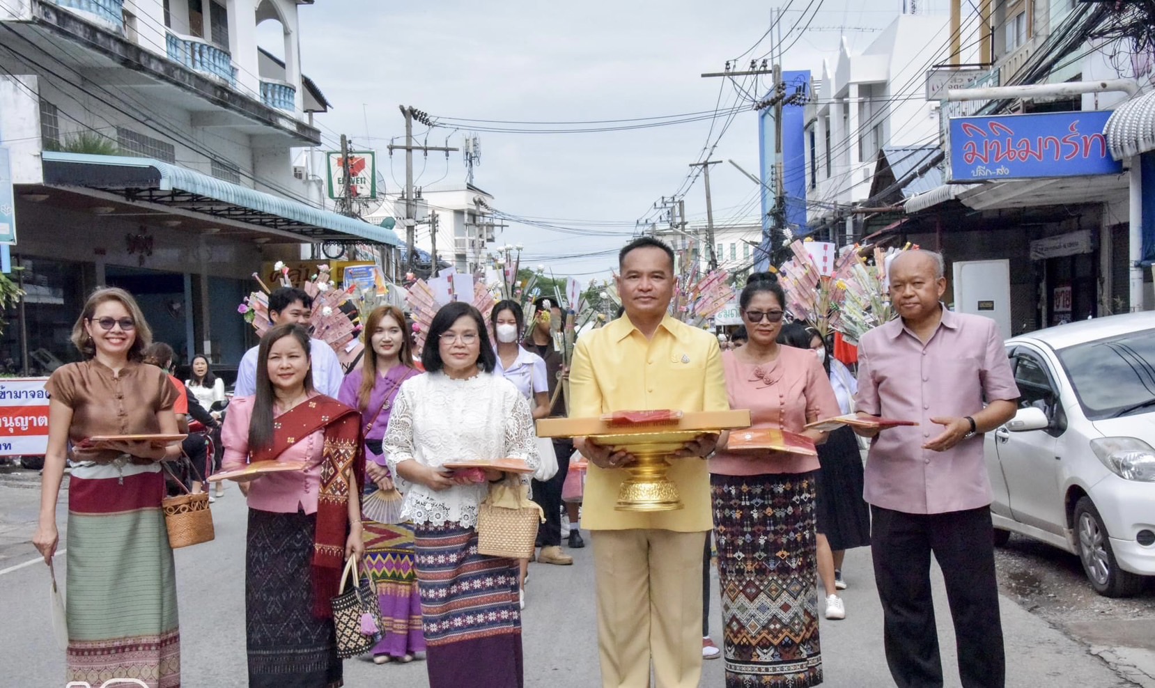 ม.ราชภัฏมหาสารคามร่วมจัดงานแห่เทียนเข้าพรรษา 2566  พร้อมบริจาคทรัพย์ทำบุญ 