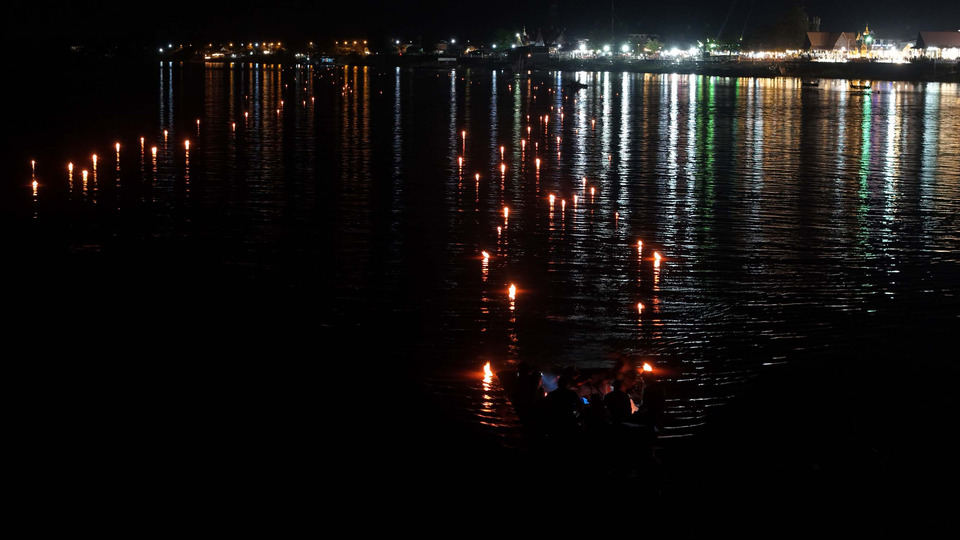 อันซีนลอยกระทงสาย-ไหลเรือไฟบูชาพระธาตุพนม สืบสานศรัทธาแม่น้ำโขง กระตุ้นท่องเที่ยวคึกคัก 