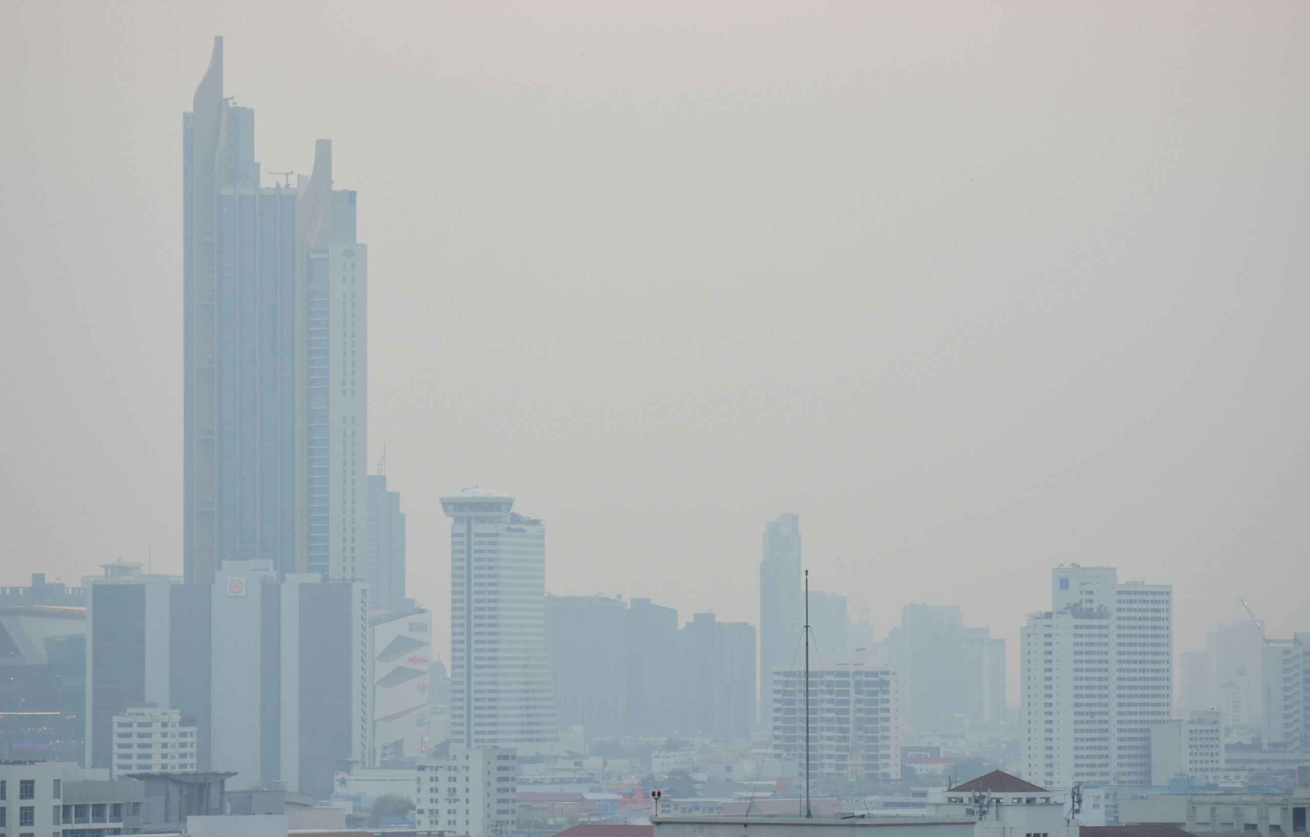 ช่วงเย็นที่ผ่านมา ค่า PM2.5 เพิ่มสูงเหตุอากาศปิด และมีการจราจรหนาแน่น