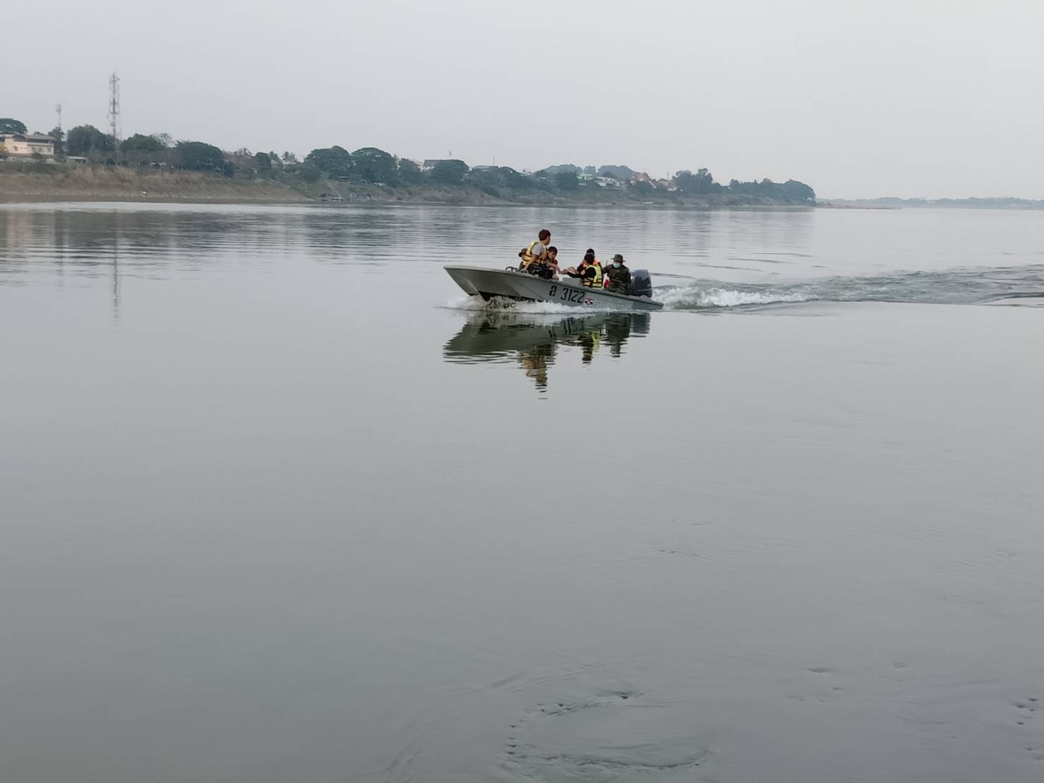 ยังไร้วี่แวว!! นรข.เขตหนองคาย (สถานีเรือหนองคาย) ร่วมกับหน่วยกู้ภัย เร่งค้นหาแม่ลูกอ่อนวัย 16 ปี ที่ลื่นไถลจมหายในแม่น้ำโขง