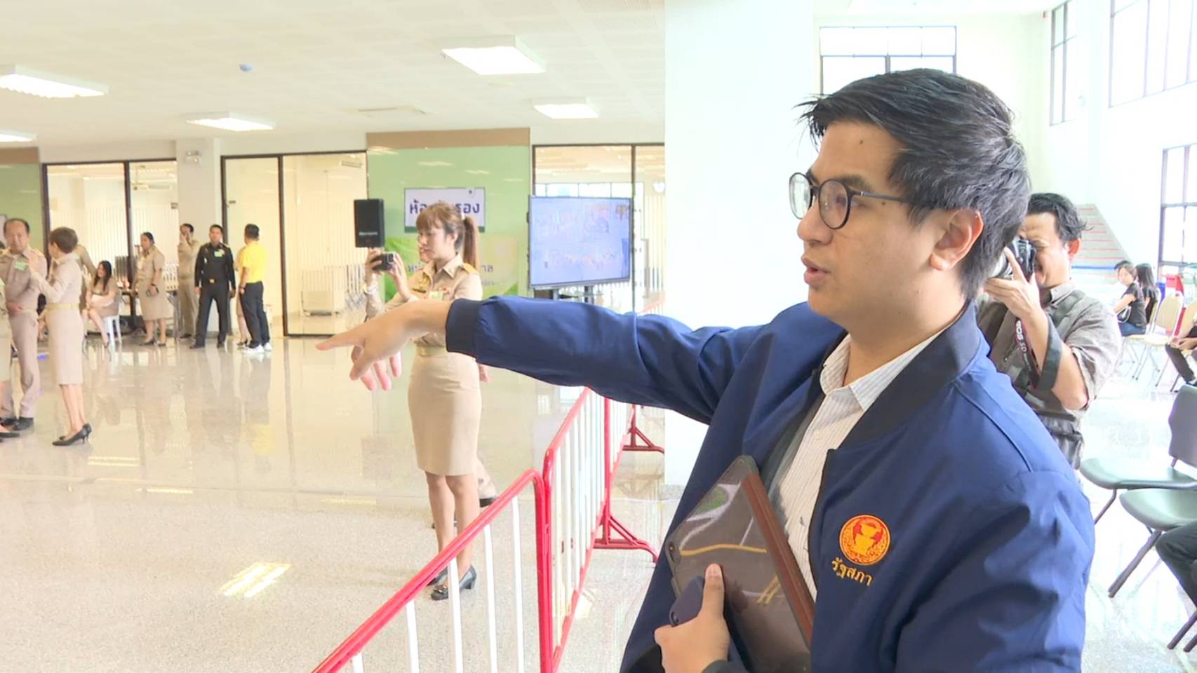 “พริษฐ์” สังเกตการณ์เลือก สว.เขตจตุจักร ชี้คนสมัครน้อย   แข่งขันไม่เข้มข้น จี้กกต.เร่งสอบเรื่องฮั้ว หวั่นกระทบไทม์ไลน์ประกาศผล 