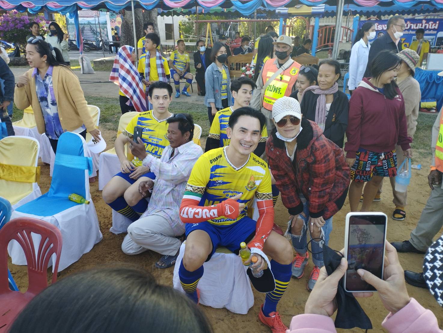 ยโสธร 5 ดาราหนุ่มเตะฟุตบอลการกุศลหารรายได้สร้าง ร.ร.บ้านน้ำโผ่ที่ถูกไฟไหม้