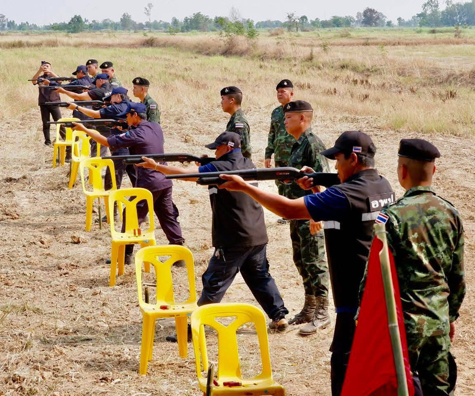 พิจิตรติวเข้ม! อพป.ฝึกยิงปืนเสริมทักษะปกป้องหมู่บ้าน