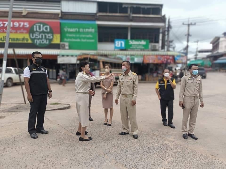 ทต.สังขะ ลงพื้นที่จัดระเบียบทางเท้า หลังได้รับเรื่องร้อนเรียนจากชาวบ้าน  