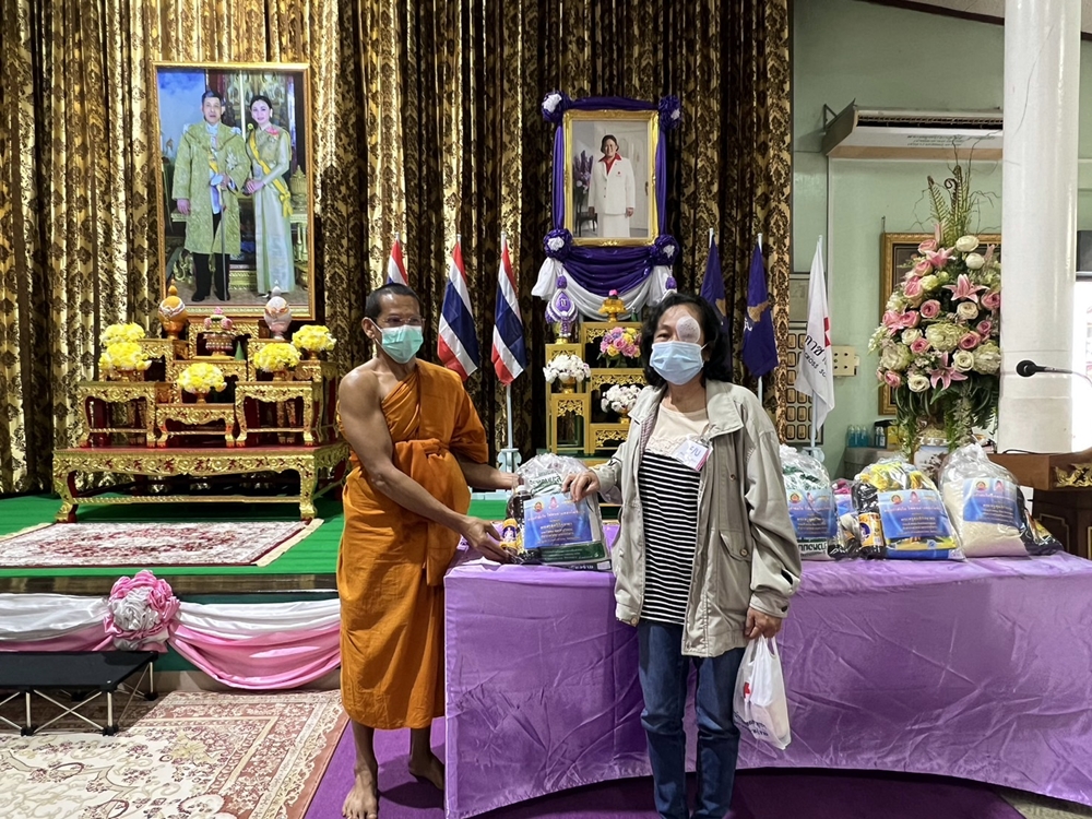 ศูนย์ช่วยเหลือสังคมวัดอ่างทองวรวิหาร มอบถุงยังชีพกลุ่มเปราะบางที่เข้ารับการผ่าตัดและตรวจรักษาดวงตา 