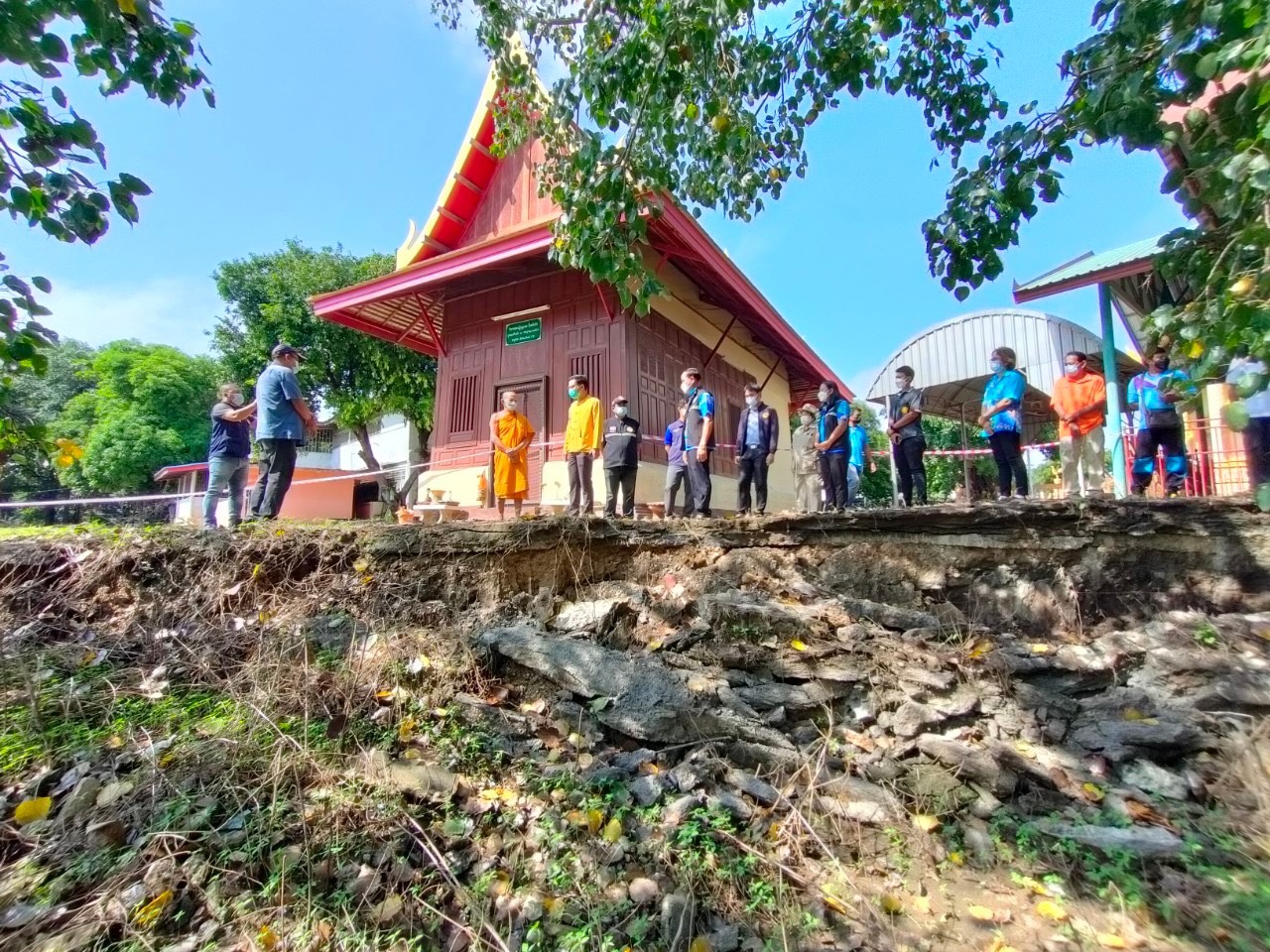 นายอำเภอท่าเรือพร้อมหน่วยงานที่เกี่ยวข้อง และผู้นำท้องถิ่นลงตรวจสอบตลิ่งพังหลังน้ำลดลง        