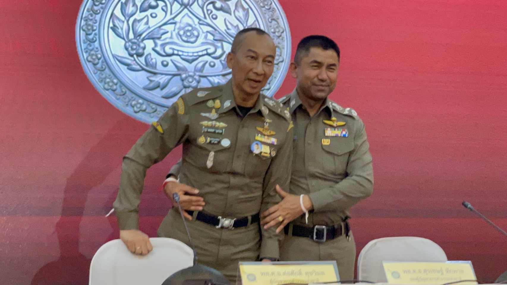 "บิ๊กโจ๊ก-บิ๊กต่อ" แถลงคู่ยุติสงคราม สตช.