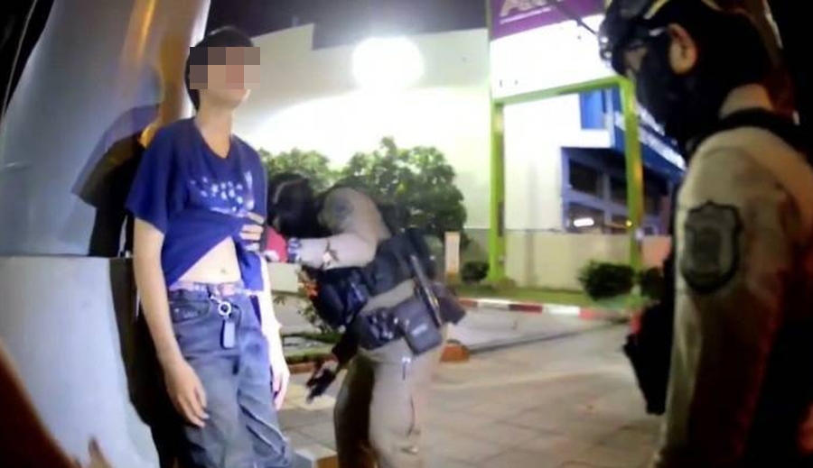 รวบ 2 เยาวชนพร้อมปืนเถื่อน อ้างพกไว้ป้องกันตัวขณะไปซื้อน้ำกระท่อม