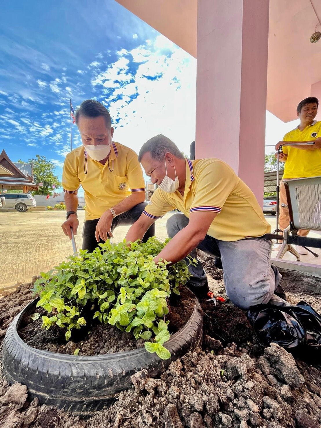 อบต.เอกราช จัดโครงการรัฐบาล 1 อปท. 1 สวนสมุนไพร เฉลิมพระเกียรติ 