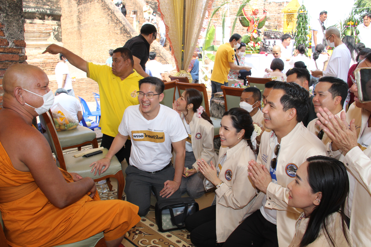 “เต้ มงคลกิตติ์”  ถือฤกษ์ดีโผล่ร่วมงานบวงสรวงสมเด็จพระนเรศวรมหาราช เนื่องในวันมาฆบูชา วัดใหญ่ชัยมงคล