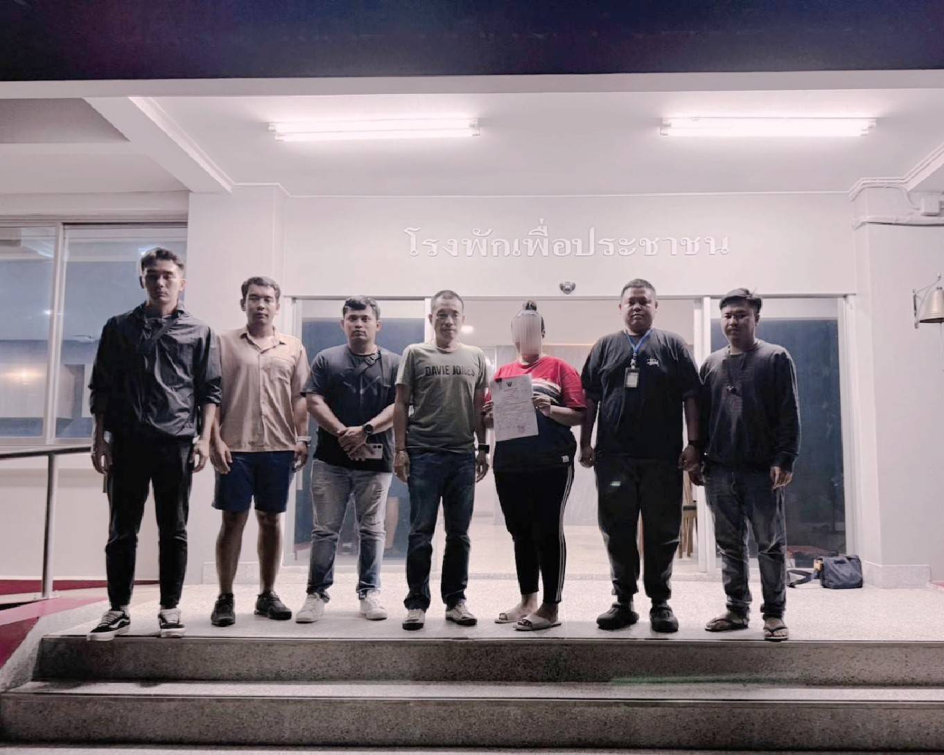 รวบ สาวร่วมแก๊งปล้นทรัพย์รถยนต์ส่งขายชายแดน หลอกนัดหมายดูรถ ก่อนบุกชกทำร้ายชิงเอารถ